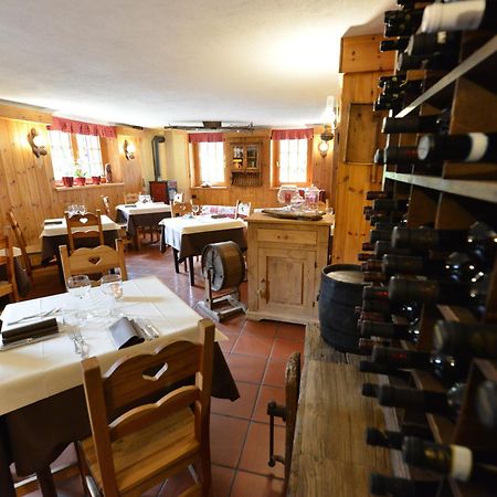 Hotel Petit Dahu - Chambres Et Restaurant Cogne Buitenkant foto