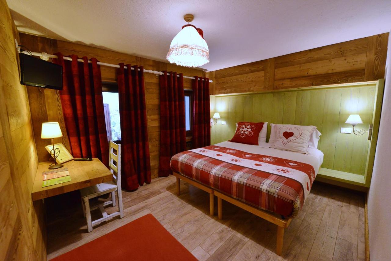 Hotel Petit Dahu - Chambres Et Restaurant Cogne Buitenkant foto