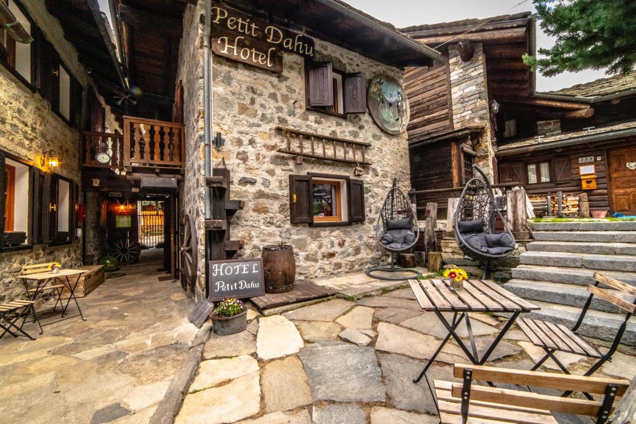 Hotel Petit Dahu - Chambres Et Restaurant Cogne Buitenkant foto