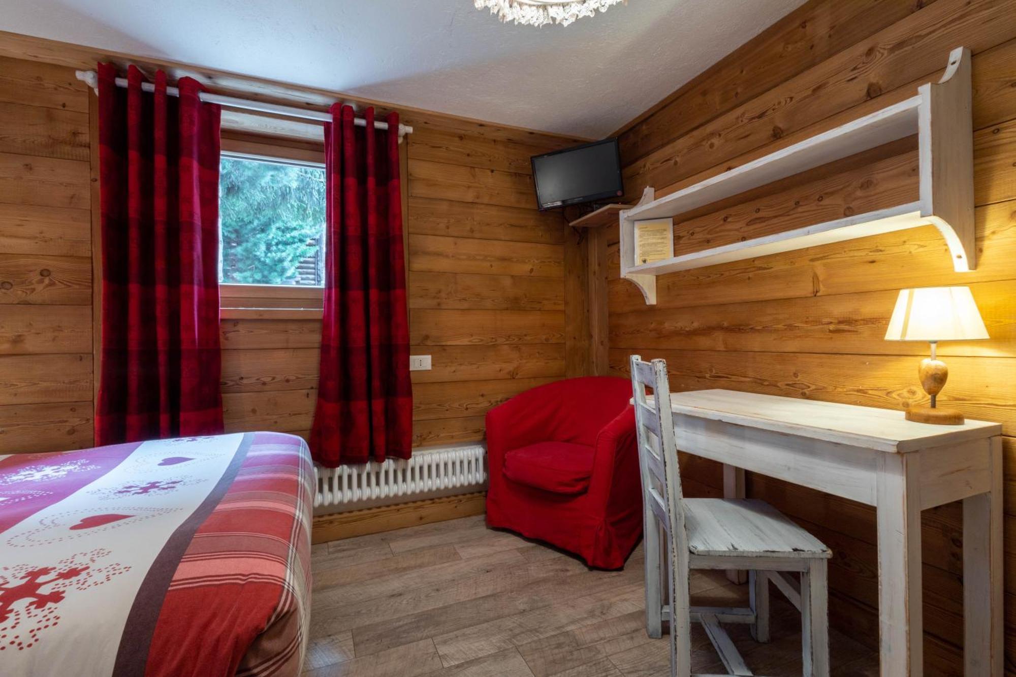 Hotel Petit Dahu - Chambres Et Restaurant Cogne Buitenkant foto