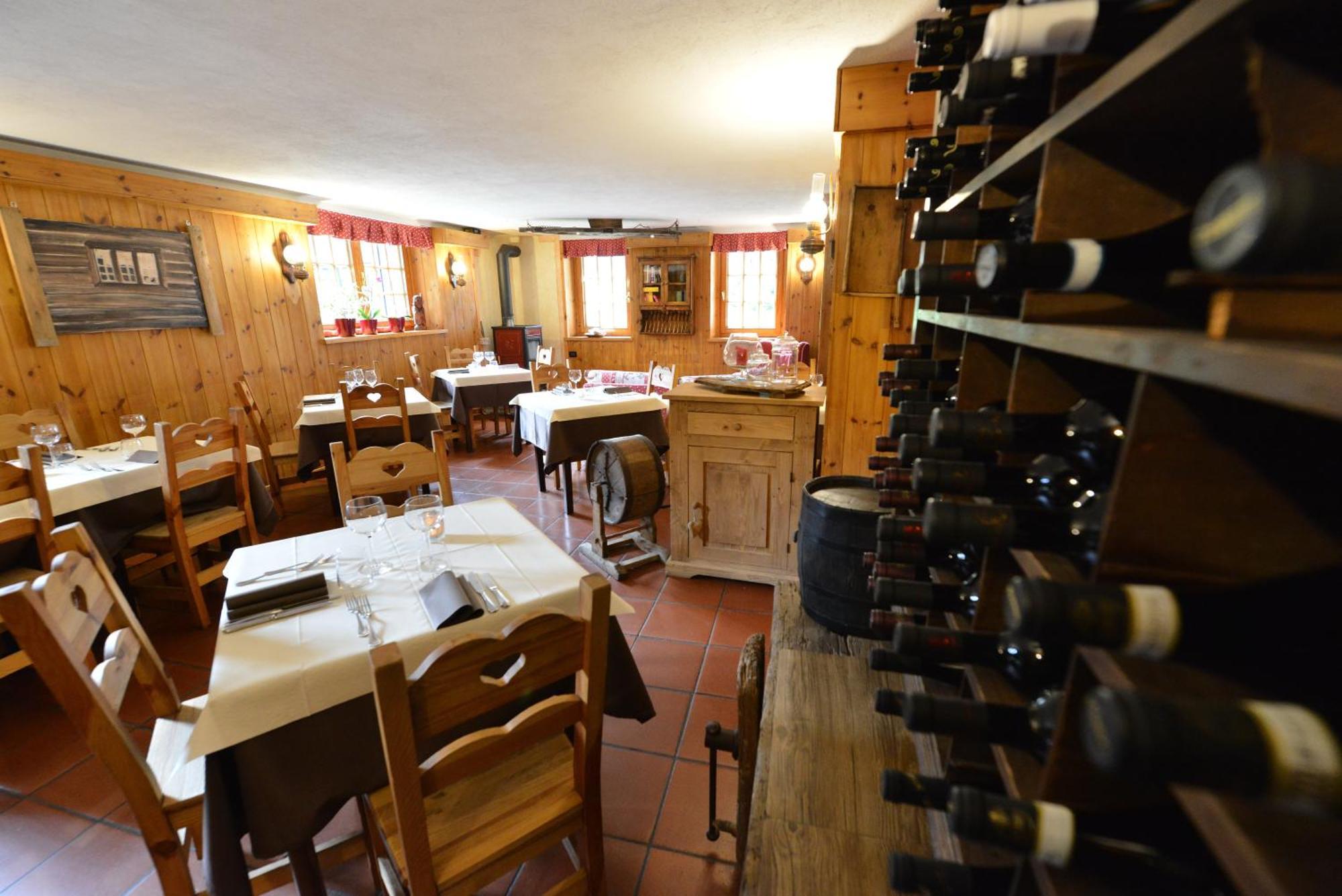 Hotel Petit Dahu - Chambres Et Restaurant Cogne Buitenkant foto