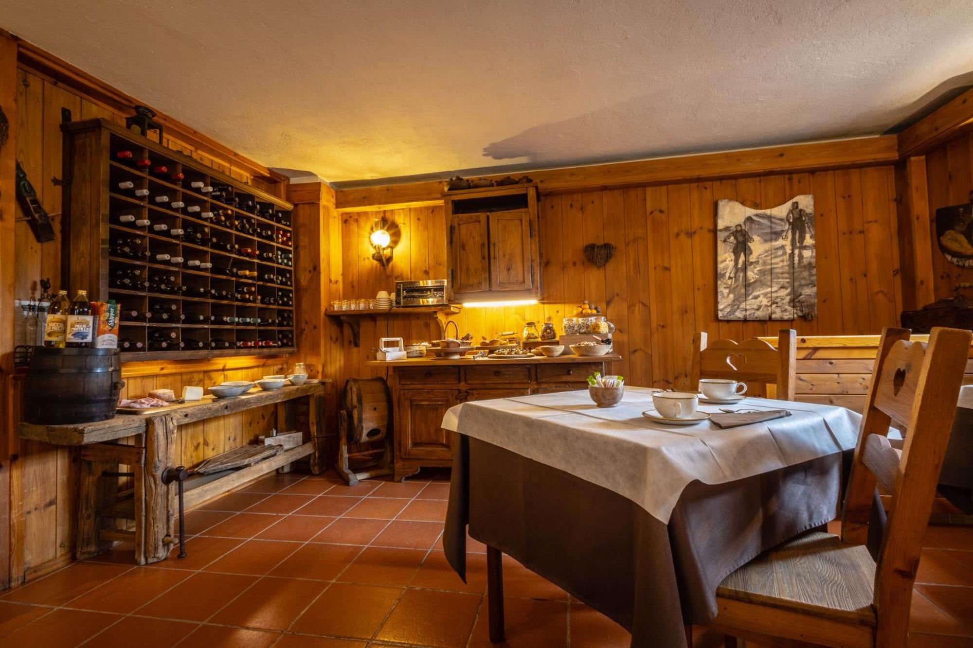 Hotel Petit Dahu - Chambres Et Restaurant Cogne Buitenkant foto