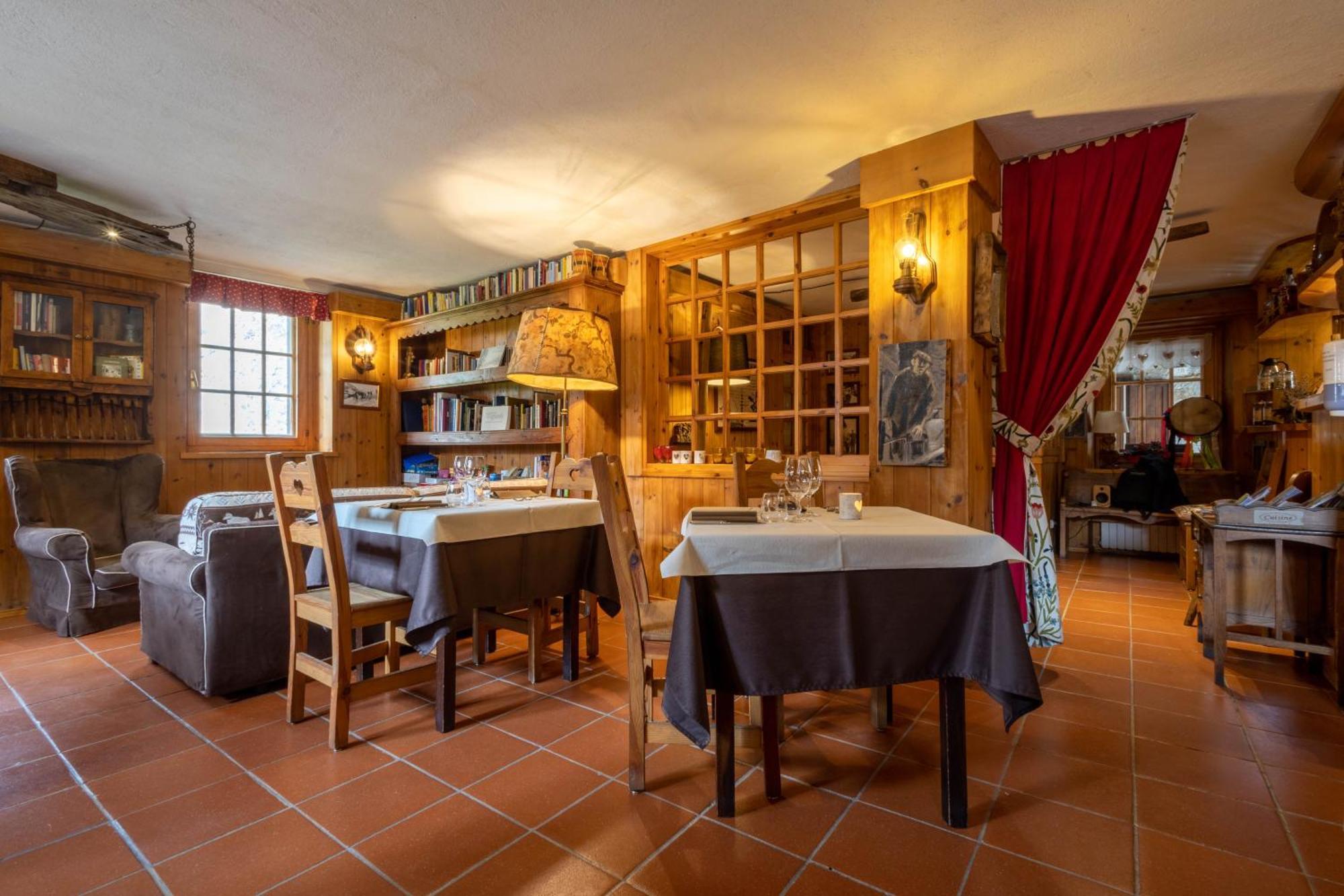 Hotel Petit Dahu - Chambres Et Restaurant Cogne Buitenkant foto