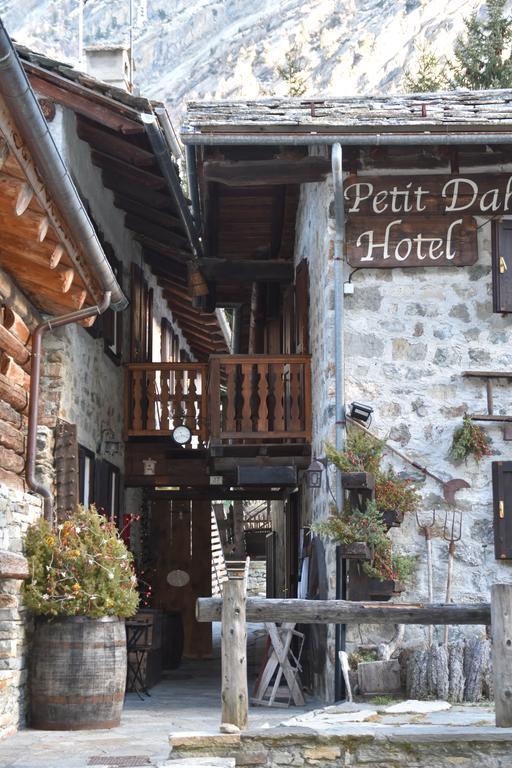 Hotel Petit Dahu - Chambres Et Restaurant Cogne Buitenkant foto