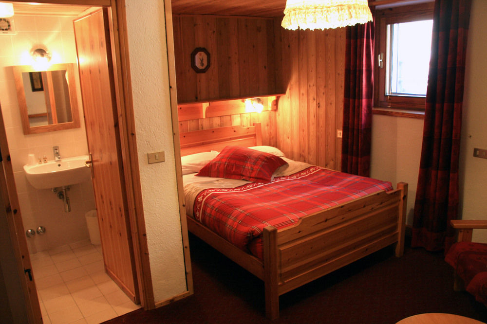 Hotel Petit Dahu - Chambres Et Restaurant Cogne Buitenkant foto