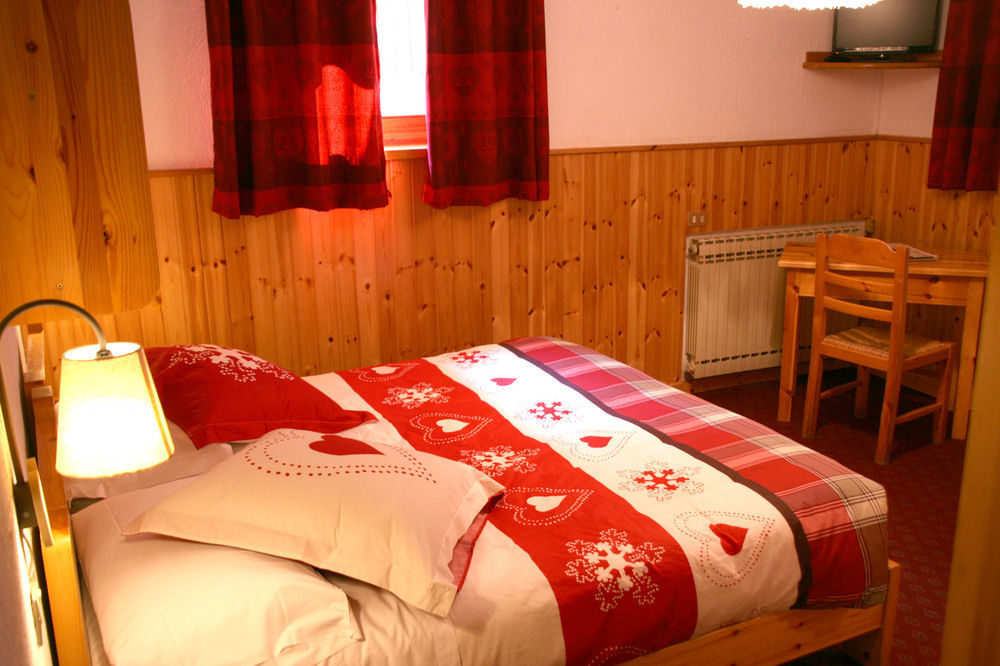 Hotel Petit Dahu - Chambres Et Restaurant Cogne Buitenkant foto