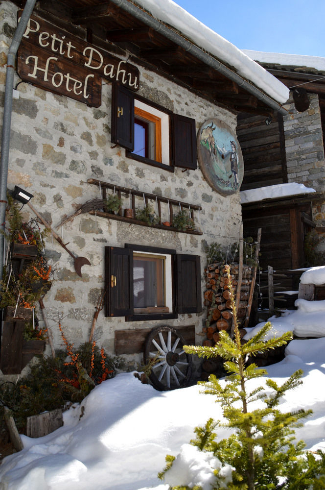 Hotel Petit Dahu - Chambres Et Restaurant Cogne Buitenkant foto