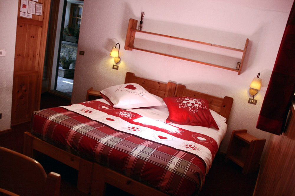 Hotel Petit Dahu - Chambres Et Restaurant Cogne Buitenkant foto
