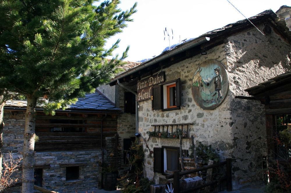 Hotel Petit Dahu - Chambres Et Restaurant Cogne Buitenkant foto