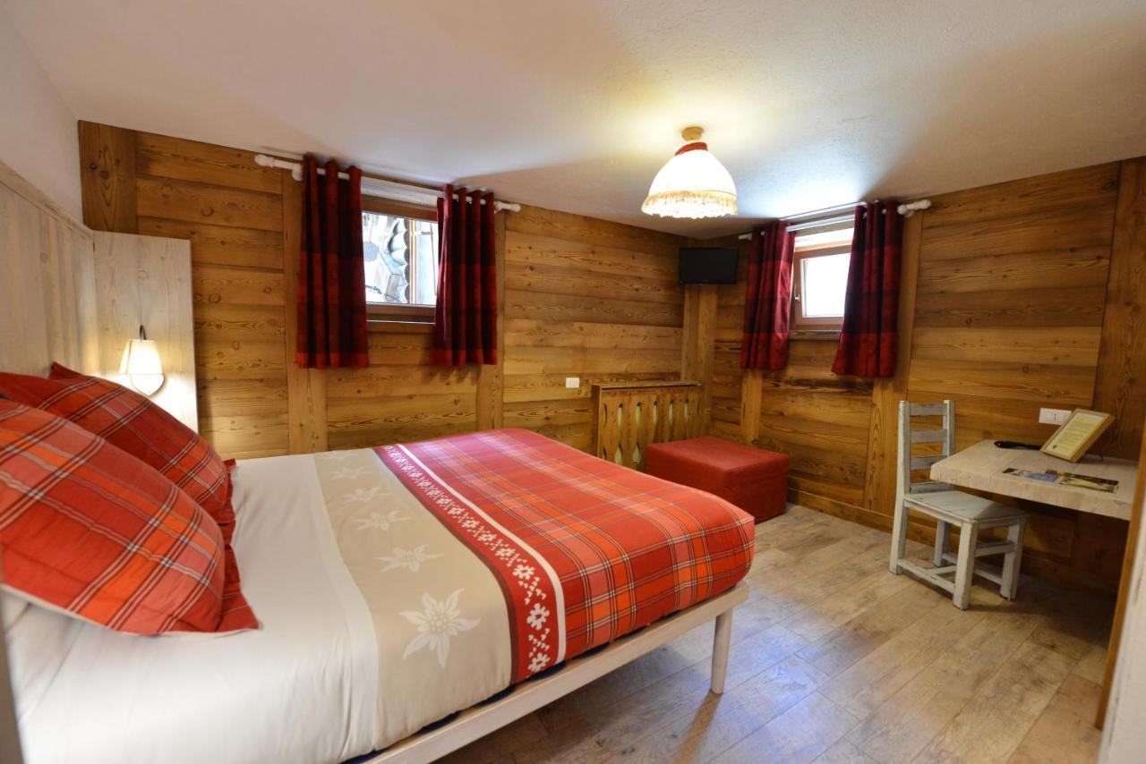 Hotel Petit Dahu - Chambres Et Restaurant Cogne Buitenkant foto