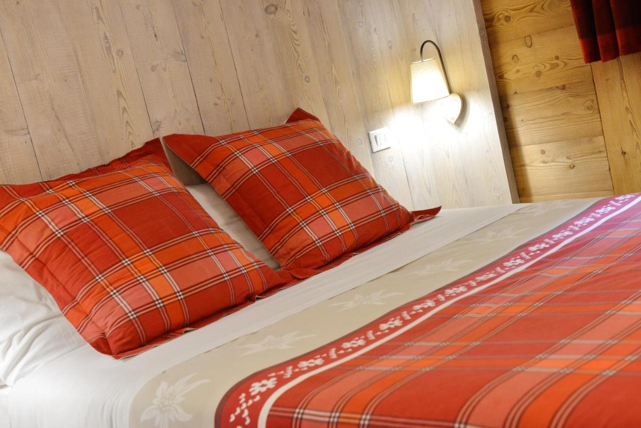 Hotel Petit Dahu - Chambres Et Restaurant Cogne Buitenkant foto